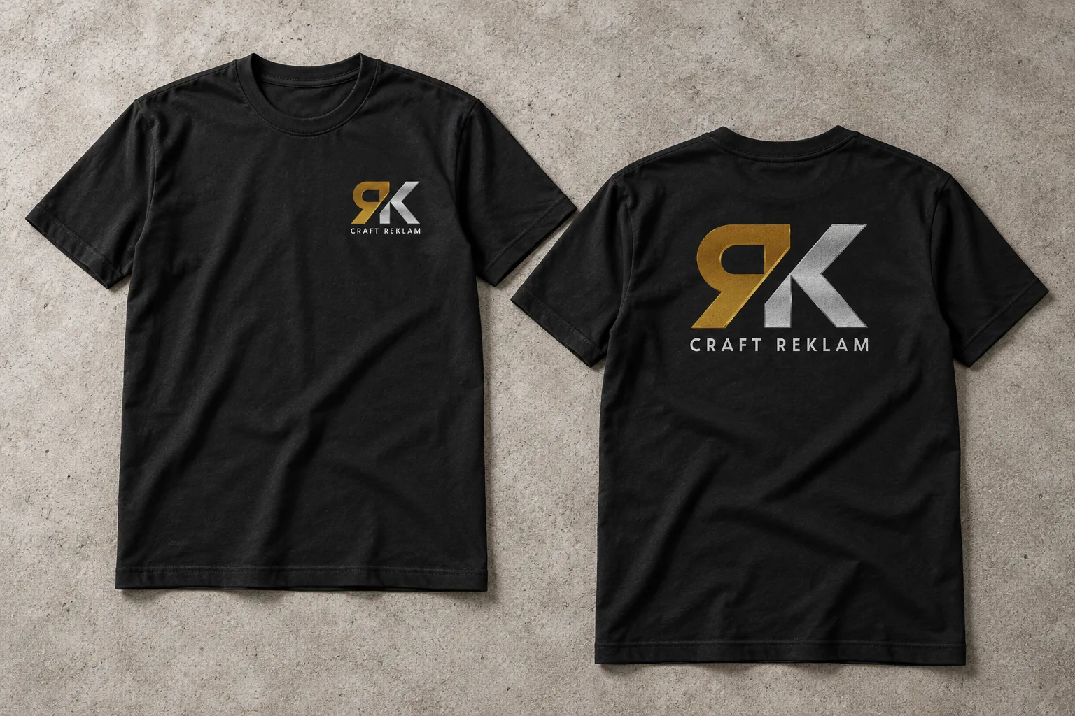 Designkoncept: två svarta t-shirts med RK-tryck, fram- och baksida, på ljust betonggolv